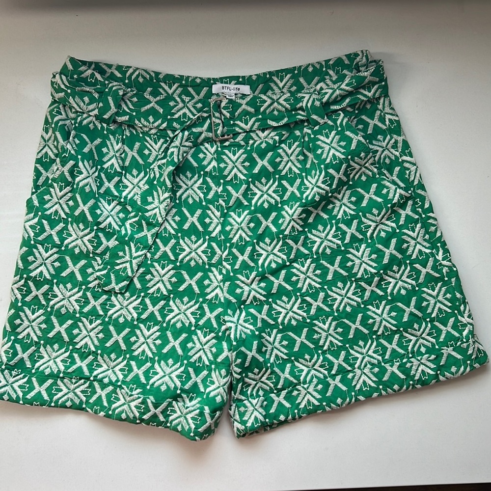 Green and White graphic pattern shorts with belt size Large